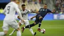 Penyerang Prancis, Kylian Mbappe, berebut bola dengan  pemain Jerman, Thilo Kehrer, pada laga UEFA Nations League di Stade de France, Paris, Selasa (16/10/2018). Prancis menang 2-1 atas Jerman. (AP/Christophe Ena)