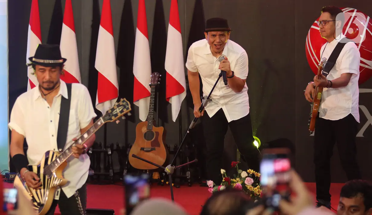 Grup band Padi Reborn saat memeriahkan penutupan perdagangan bursa efek Indonesia tahun 2019 di BEI, Jakarta, Senin (30/12/2019). Padi Reborn menghibur para tamu undangan dalam penutupan perdagangan tersebut. (Liputan6.com/Angga Yuniar)