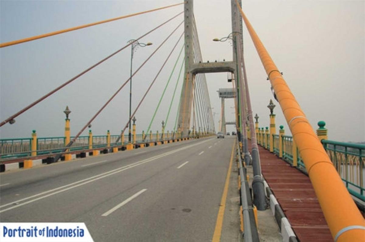 Pesona kemegahan Jembatan Siak membentang di atas 'Sungai Pejantan'