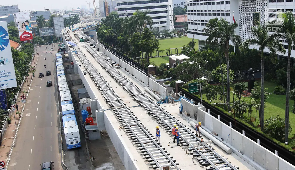 Suasana pemasangan rel kereta proyek pembangunan MRT di Jakarta, Selasa (31/10). Rinciannya, pembangunan elevated (layang) 70,16%, dan underground (bawah tanah) 90,22%. Saat ini pembangunan sedang tahap pemasangan rel. (Liputan6.com/Angga Yuniar)