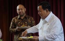 Pesta Kecil-kecilan Ultah ke-73 Prabowo, Dapat Kejutan dari Calon Wamen hingga Potong Tumpeng Bareng Titiek & Didit