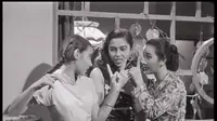 Cuplikan adegan Tiga Dara karya Usmar Ismail (1956)