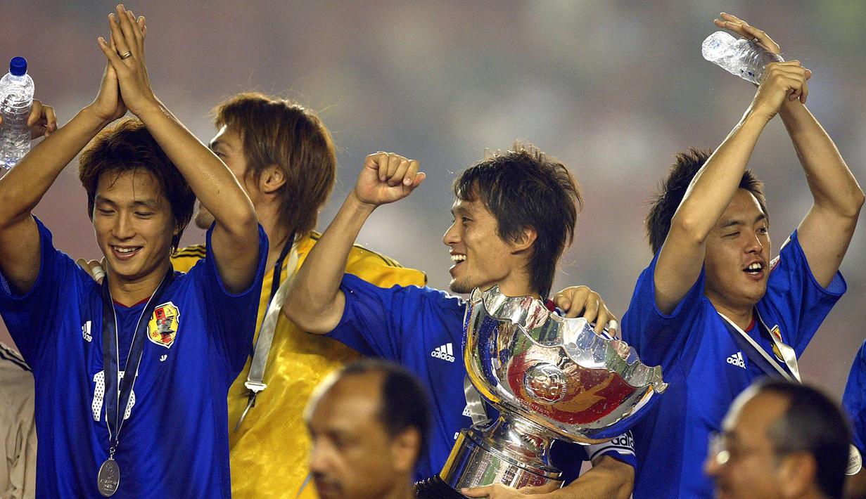 <p>Jepang sebagai pengoleksi terbanyak trofi Piala Asia denagn 4 gelar juara menjadi negara terakhir yang mampu menjurai Piala Asia secara beruntun. Gelar beruntun Jepang yang menjadi gelar kedua dan ketiga ditorehkan pada penyelenggaraan tahun 2000 di Lebanon dan tahun 2004 di China. Sementara gelar pertama Jepang di Piala Asia diraih pada tahun 1992 saat menjadi tuan rumah dan gelar terakhir diraih pada tahun 2011 di Qatar. (AFP/Peter Parks)</p>