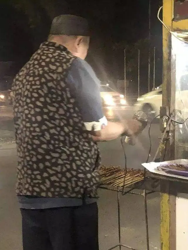 8 Potret Nyeleneh Cara Orang Jualan Sate, Ada yang Pakai Kostum Ini Kocak