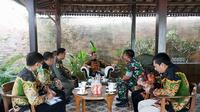 Bupati Lumajang Thoriqul Haq (Tengah) menerima Kepala Dinas Operasi (Kadisops) Lanud Abd. Saleh, Letkol Penerbang Wisnu Aji Prabowo terkait rencana akan dilaksanakanya latihan tempur TNI AU di Lumajang (Istimewa)
