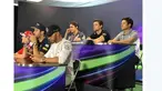 Rio Haryanto terlihat duduk santai diatas Lewis Hamilton dan Sebastian Vettel saat mengikuti sesi press conference jelang balapan Formula 1 2016 di Sirkuit Alber Park, Australia, Kamis (17/3/2016). (bola.com/Twitter/Manor Racing)