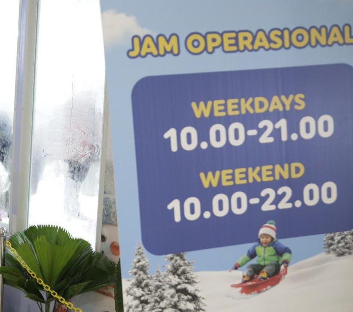 "Frozen land Indonesia atau Snow Box artinya saljunya itu ada di dalam boks. Ini pertama hadir di Kota Bandung sampai Juni mendatang," kata manajer area di lokasi, Yeli Hutagalung, mengutip bandung.go.id.