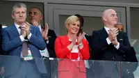 Presiden Kroasia, Kolinda Grabar-Kitarovic menyaksikan perempat final Piala Dunia 2018 antara negaranya melawan Rusia di Fisht Stadium, Sabtu (7/7). Kolinda tak hentinya memberikan dukungan semangat bagi Luca Modric dan kawan-kawan. (AP/Rebecca Blackwell)