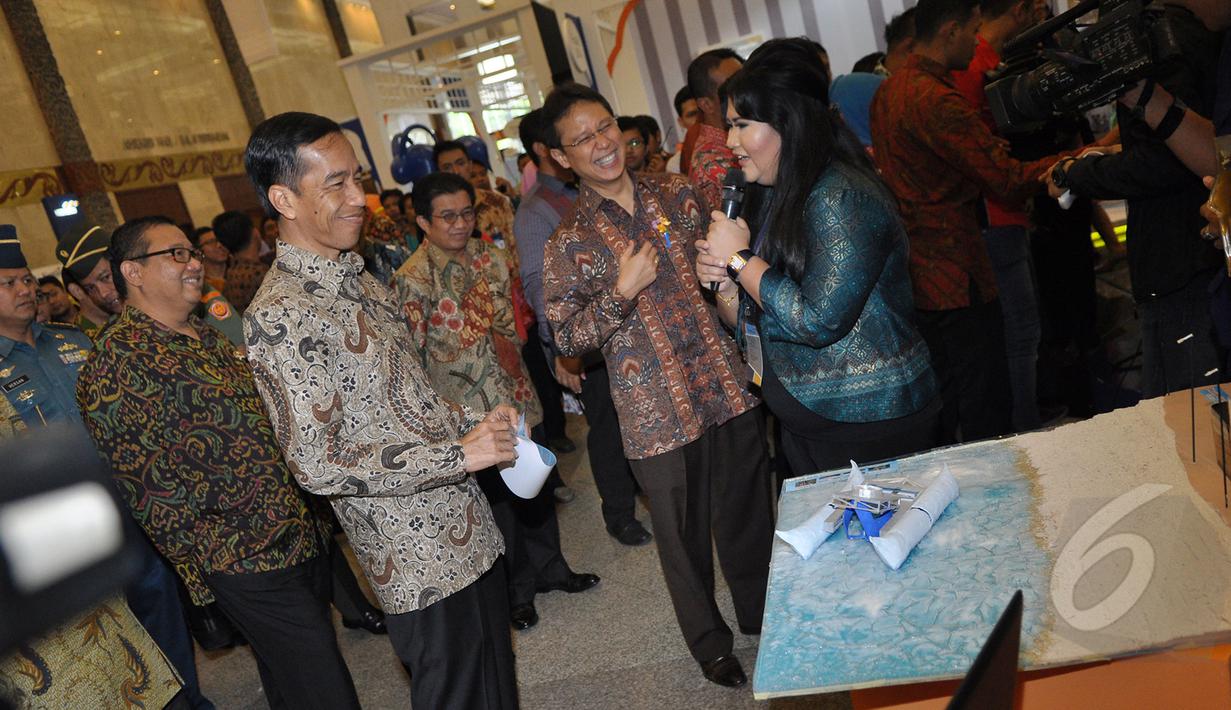 Presiden Joko Widodo melihat stand pameran usai peresmian di JCC), Jakarta, Kamis (12/3/2015).  Gerakan Wirausaha Nasional 2015 diikuti oleh ratusan wirausaha muda dan ribuan mahasiswa sebagai calon wirausaha. Liputan6.com/Faizal Fanani)