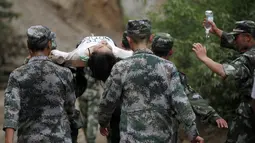 Sedikitnya 150 orang tewas dan sekitar 1.300 lainnya cedera akibat gempa tersebut, China, Minggu (3/8/14). (REUTERS/China Daily)