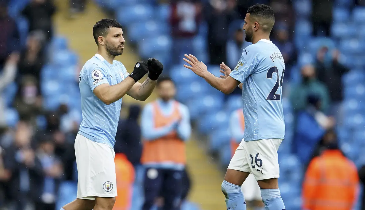 Gelandang Manchester City, Riyad Mahrez digantikan oleh penyerang Sergio Aguero saat bertanding melewan Everton pada lanjutan Liga Inggris di stadion Etihad di Manchester, Minggu (23/5/2021). City menang besar atas Everton dengan skor 5-0. (AP Photo / Dave Thompson, Pool)