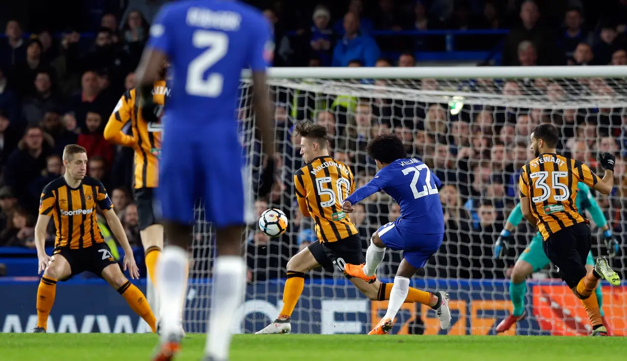 Pemain Chelsea Willian melakukan tendangan yang akhirnya membuahkan gol pembuka untuk Chelsea saat melawan Hull City dalam pertandingan Piala FA Inggris di stadion Stamford Bridge di London (16/2). (AP Photo / Alastair Grant)