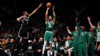 Forward Celtics Jayson Tatum menembak bola dihadapan pemain Brooklyn Nets Kevin Durant pada play-off NBA (AFP)