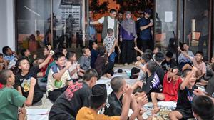 Momen Seskab Teddy Kunjungi Sekolah Rakyat Cikarang Malam Hari