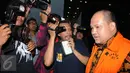 Tersangka Bupati Banyuasin, Yan Anton Ferdian berjalan ke luar Gedung KPK usai menjalani pemeriksaan, Jakarta, Kamis (10/11). Yan Anton diperiksa dalam kasus dugaaan menerima suap sebesar Rp 1 miliar. (Liputan6.com/Helmi Afandi)