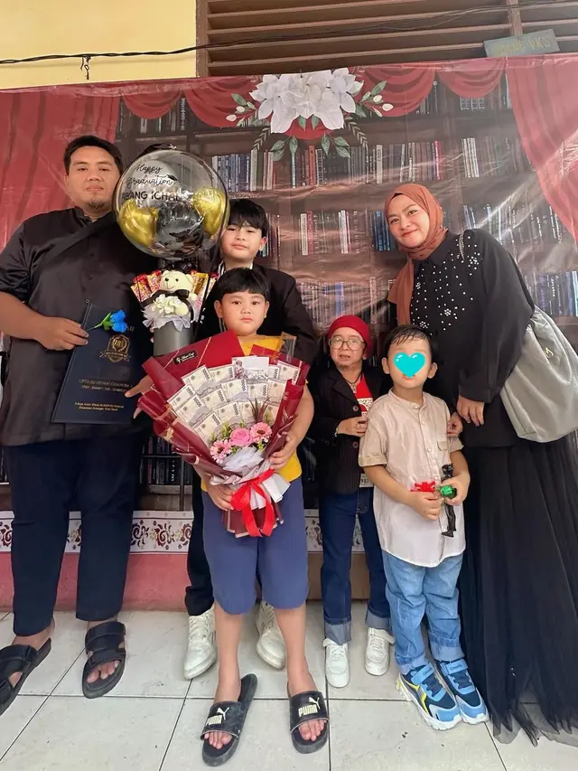 6 Momen Kelulusan SD Anak Daus Mini dan Yunita, Wajah Tampannya Curi Perhatian