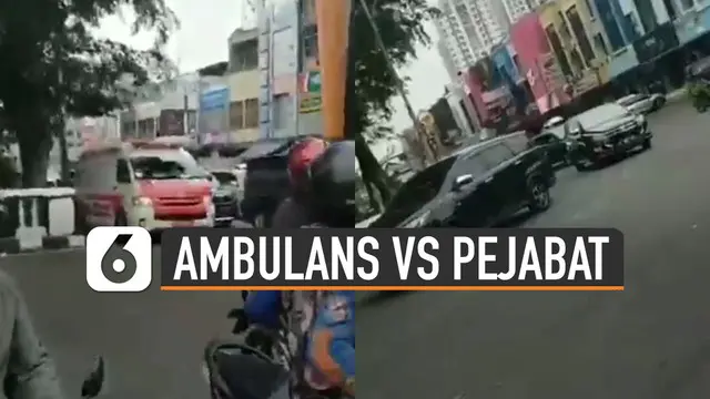 Beredar video mobil ambulans ditahan melintas oleh petugas saat iring-iringan mobil pejabat melintas di jalan.