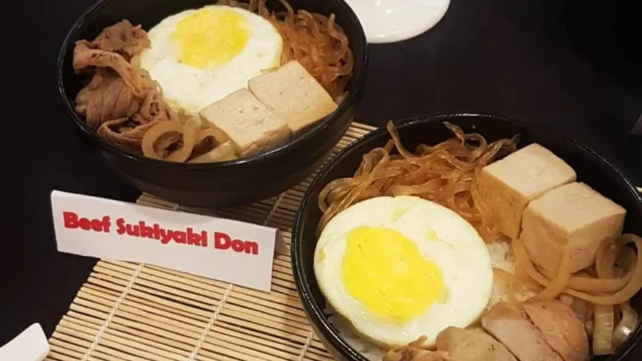 Menyantap Menu Super Bowl dengan Daging Sapi dan Ayam yang Empuk