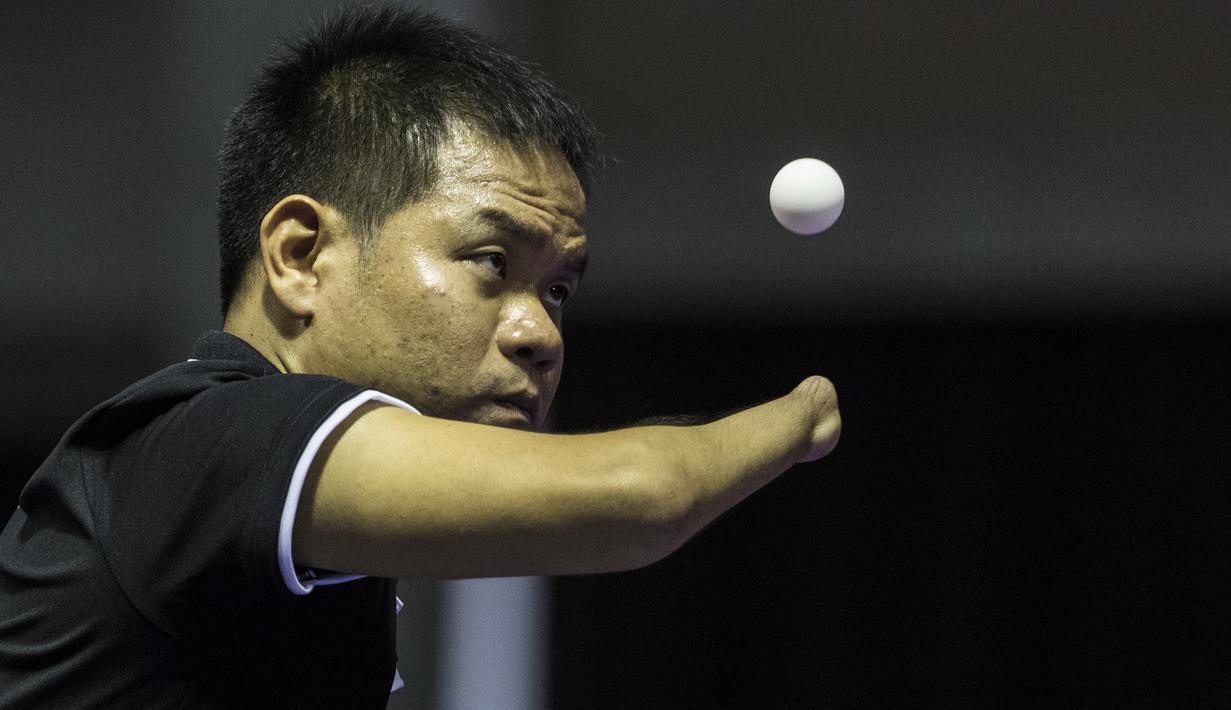 Petenis meja Thailand, Punpoo Chalermpon, melakukan servis saat melawan petenis meja Hongkong, Ong Chi Yung, pada laga Asian Para Games di Ecovention Ancol, Jakarta, Sabtu (6/10/2018). (Bola.com/Vitalis Yogi Trisna)