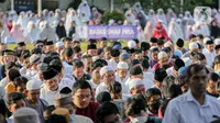 Kepala Kantor Masjid Agung Al-Azhar, Iding, menyatakan belasan ribu jemaah mengikuti sholat Idul Adha pada pagi yang cerah ini. (Liputan6.com/Faizal Fanani)