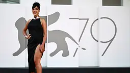 Georgina Rodriguez berpose di karpet merah saat tiba di pemutaran perdana film 'Tar' selama Venice Film Festival ke-79 di Venesia, Italia (1/9/2022). Georgina Rodriguez tampil sangat berkaki panjang dalam gaun hitam backless dengan belahan paha yang berani dan glamor. (AFP/Marco Bertorello)