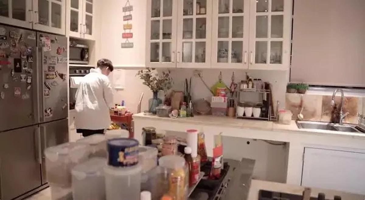 11 Potret Dapur Sissy Priscillia, Model Interior Serba Putih yang Menyatu dengan Ruang Keluarga