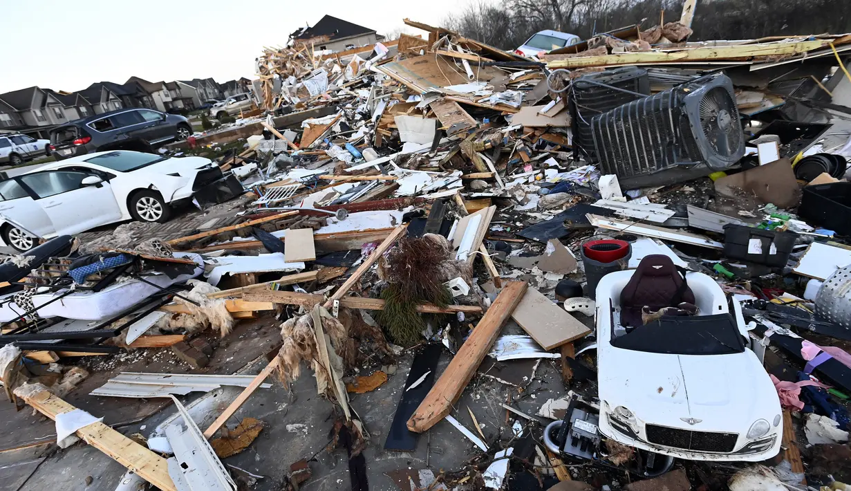 Puing-puing menutupi area di sekitar rumah-rumah yang hancur setelah badai hebat dan tornado di lingkungan West Creek Farms, Clarksville, Tennessee, Minggu (10/12/2023). (AP Photo/Mark Zaleski)