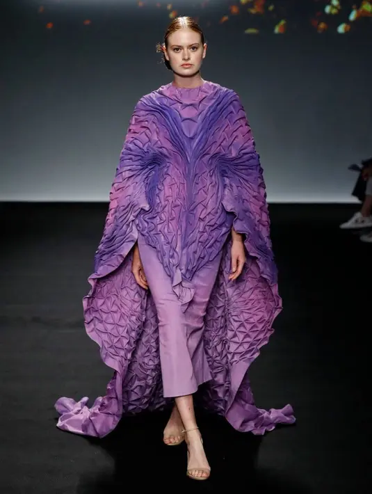 Ia juga berkesempatan untuk mempresentasikan karyanya kepada para tokoh fesyen internasional di Hotel de Talleyrand Paris semasa pekan mode Paris pada tahun yang sama.