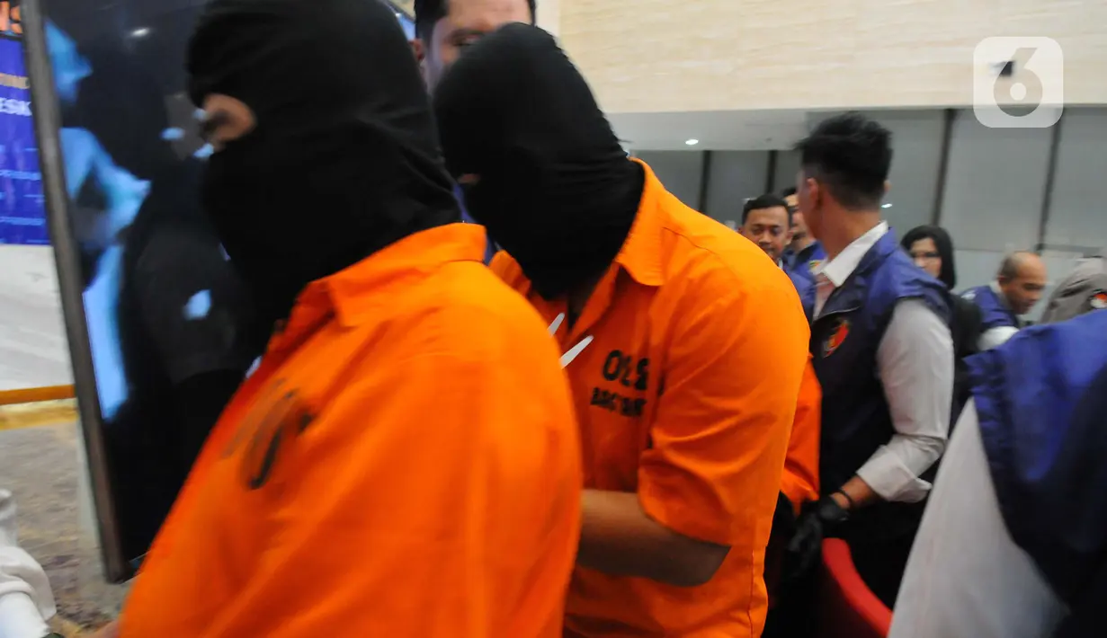 Polisi juga mengamankan barang bukti dan lima tersangka berinisial AH, AK, FN, AL alias TOM dan AW. (merdeka.com/Imam Buhori)