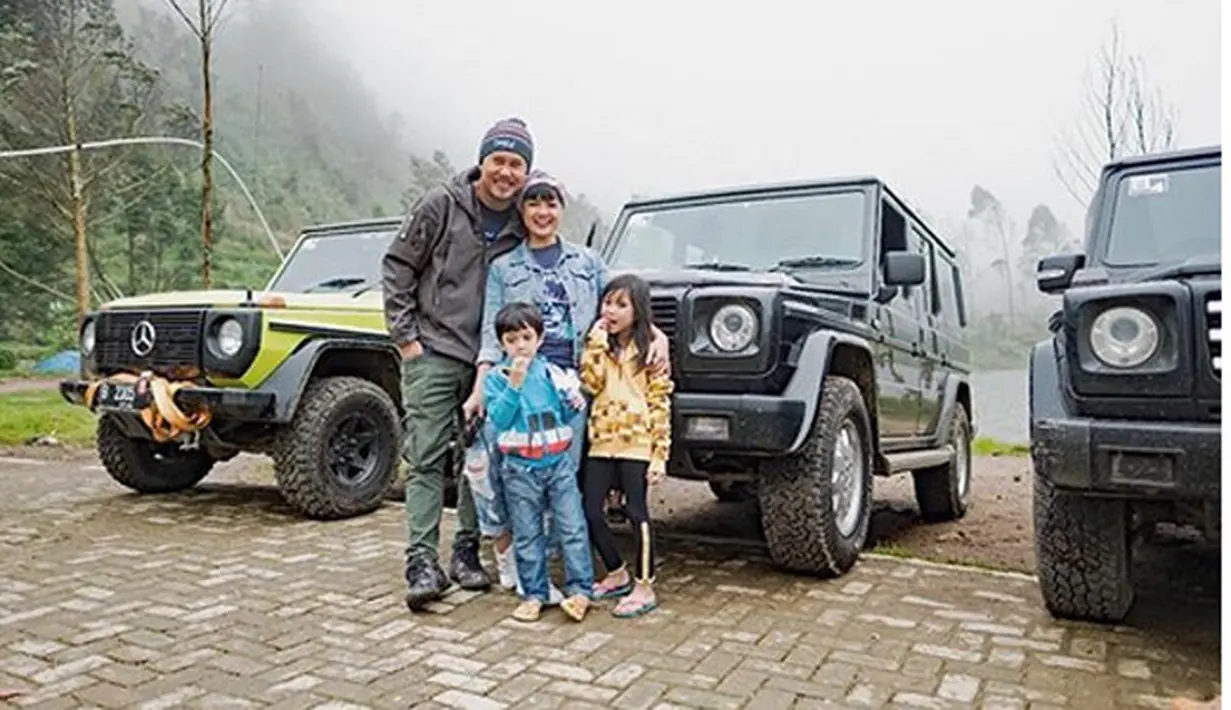 Ernest dan Nirina meresmikan hubungannya sejak 9 November 2008 silam. Keduanya mengucap janji sehidup semati di rumah orang tua Nirina di kawasan Kebon Jeruk, Jakarta Barat. Keduanya lantas menggelar resepsi 5 April 2009. (Instagram/nirinazubir_)