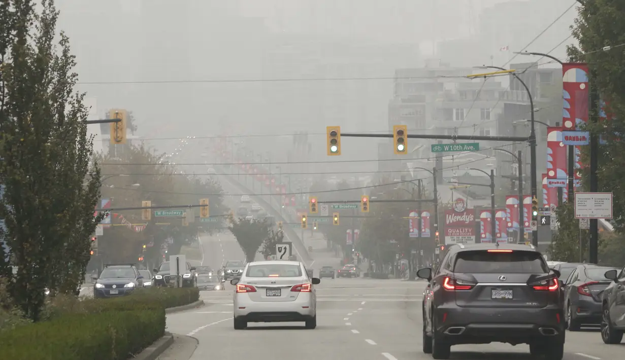 Sejumlah gedung tampak diselimuti kabut asap tebal di Vancouver, British Columbia, Kanada, 13 September 2020. Kabut asap kebakaran hutan AS yang terus tertiup ke Vancouver menyebabkan kota tersebut masuk dalam lima kota dengan kualitas udara terburuk di dunia. (Xinhua/Liang Sen)
