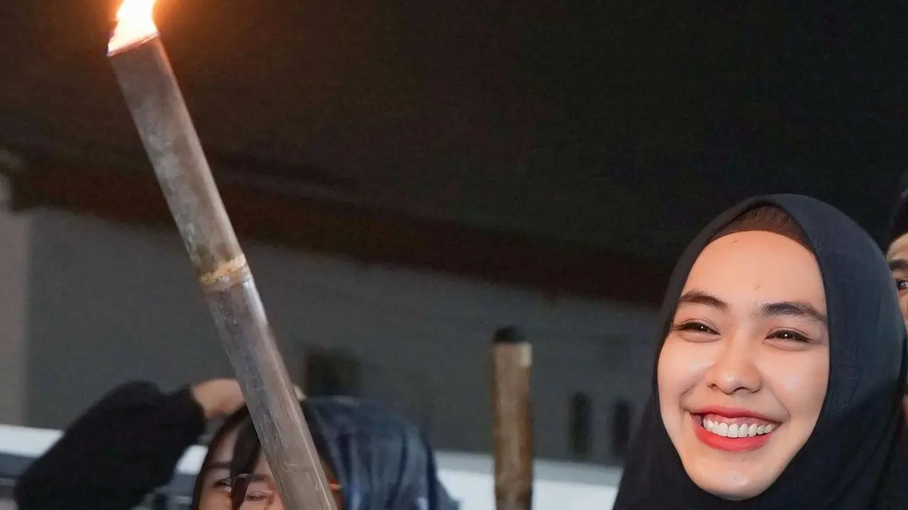 Oki Setiana Dewi melakukan pawai obor (Instagram/okisetianadewi)