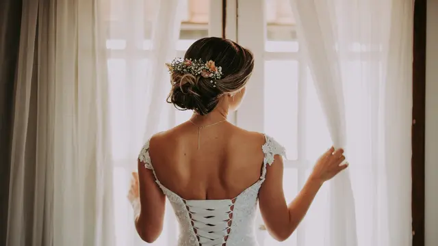 Mimpi Memakai Baju Pengantin