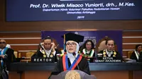 Pengukuhan Guru Besar Universitas Airlangga (Unair), Prof Wiwik Misaco paparkan khasiat Delima (Foto: Liputan6.com/Dian Kurniawan)