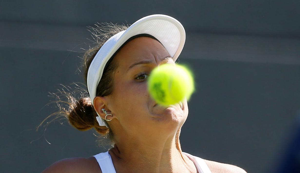 Petenis Slovakia, Jana Cepelova, saat bertanding melawan Simona Halep dalam turnamen tenis Wimbledon di London, Inggris. (30/6/2015). (AP Photo/Kirsty Wigglesworth)