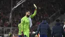 Kiper PSG Gianluigi Donnarumma melambai kepada para penggemarnya usai bertanding melawan Bayern Munchen pada leg kedua babak 16 besar Liga Champions di Allianz Arena di Munich, Jerman, Kamis (9/3/2023). Dua gol Bayern dalam pertandingan ini masing-masing dicetak oleh Eric Maxim Choupo-Moting dan Serge Gnarby. (AP Photo/Andreas Schaad)