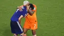 Shanice Van De Sanden (kanan) memeluk Saki Kumagai, setelah Belanda berhasil menang secara dramatis dengan skor 2-1 atas Jepang di Roazhon Park, Rennes pada babak 16 besar Piala Dunia Wanita 2019. ( AP/Francois Mori )