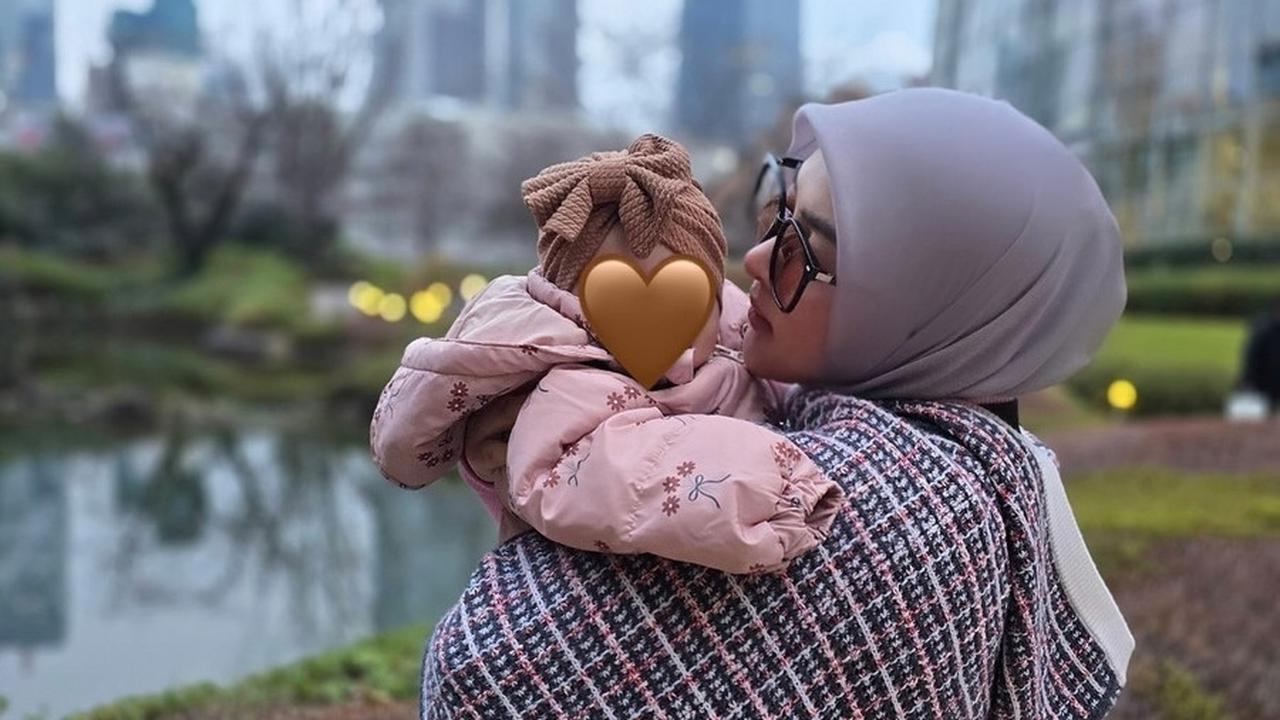 Fashionista Sejak Dini, Potret Gaya Baby R Anak Syahrini dengan Coat Selama Liburan di Jepang - Nggemesin