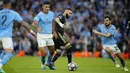 Pemain Manchester City, Bernardo Silva, berusaha merebut bola dari pemain Real Madrid, Karim Benzema, pada laga semifinal leg kedua di Stadion Etihad, Kamis (18/5/2023). Man City menang dengan skor 4-0. (AP Photo/Jon Super)