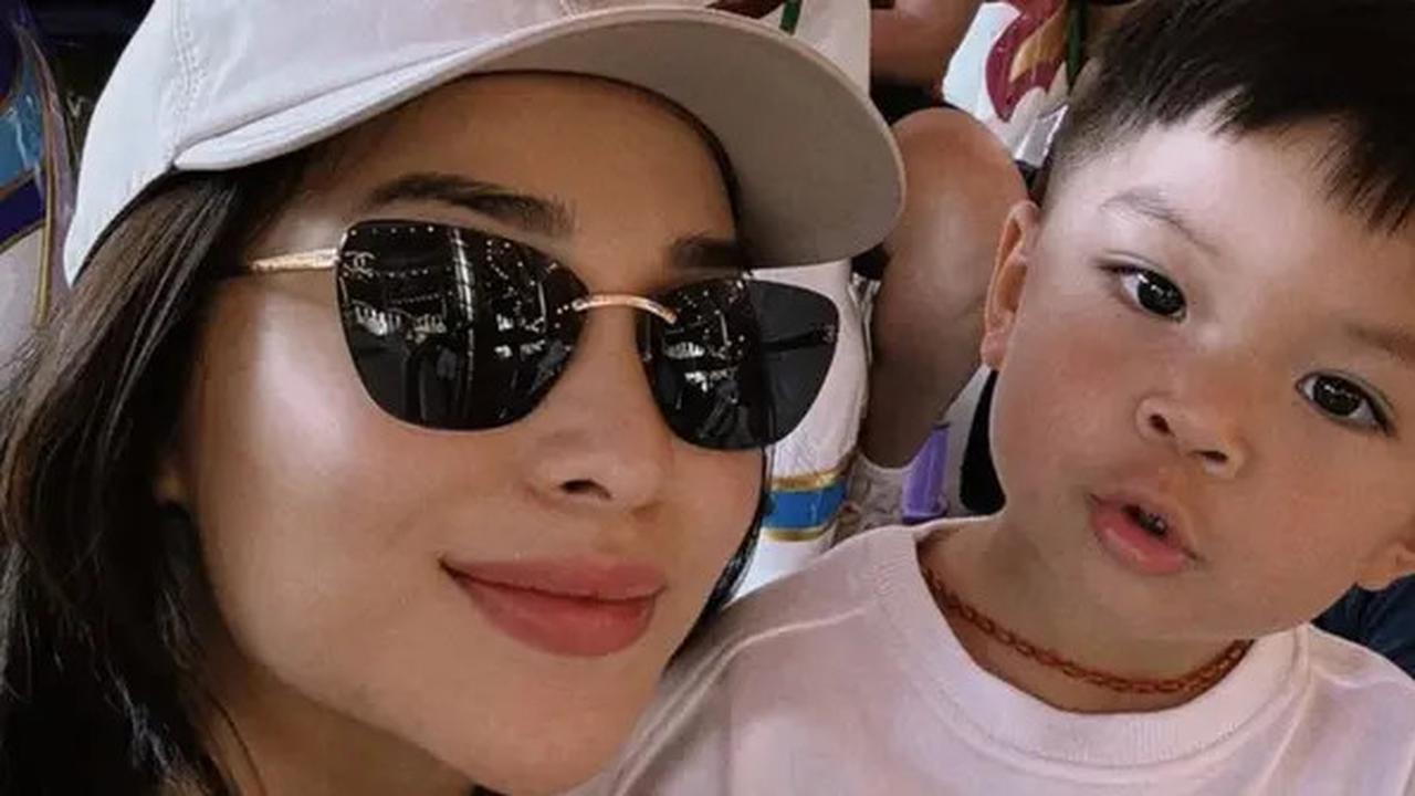 Asik Liburan ke Disneyland, 6 Gaya Casual Nikita Willy Jelang  Melahirkan Anak Kedua di Amerika Serikat
