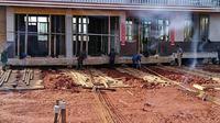 Seorang petani memilih untuk menggeser rumahnya yang setinggi tiga lantai dari pada menghancurkannya karena digusur. (Sumber Foto: Kapanlagi.com)