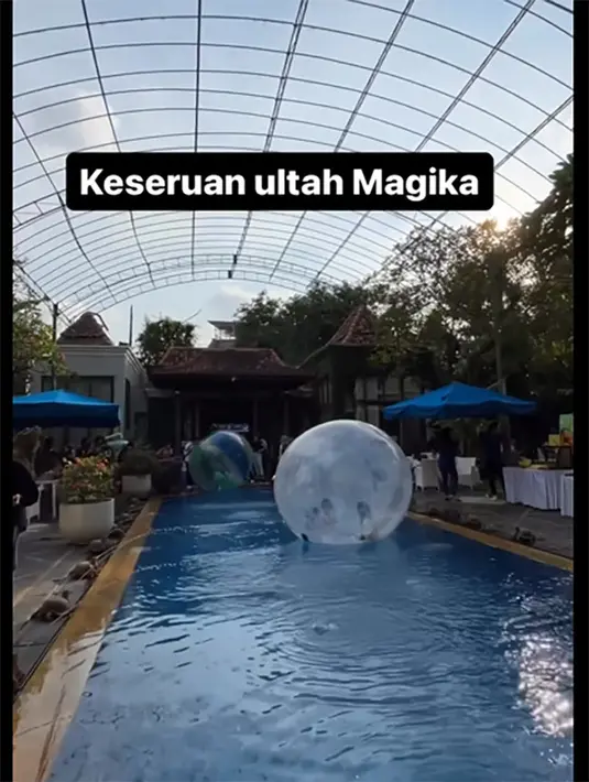 Hadir juga Tya Ariestya bersama suami dan dua anaknya. "Happy bday Magika @ramadhaniabakrie," tulis Tya Ariestya.[Instagram/tya_ariestya]