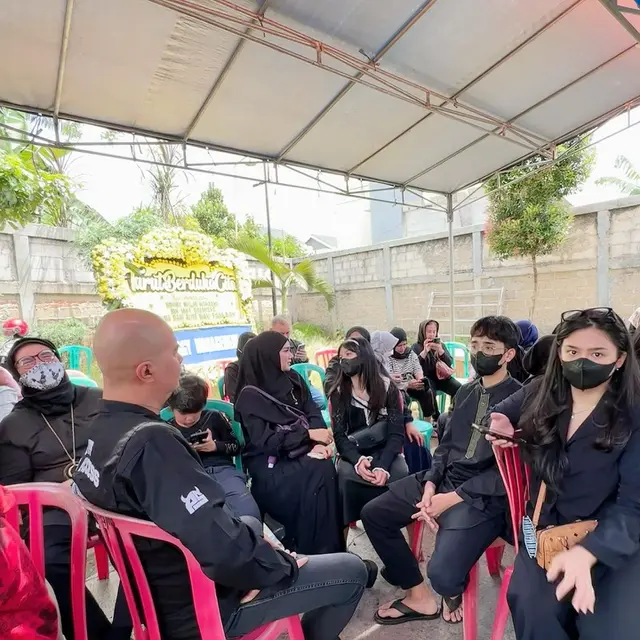 Ayah Tissa Biani Meninggal Dunia, Ahmad Dhani bersama Mulan Jameela dan Anak-Anak Sempatkan Takziah ke Rumah Duka. (instagram.com/mulanjameela1)