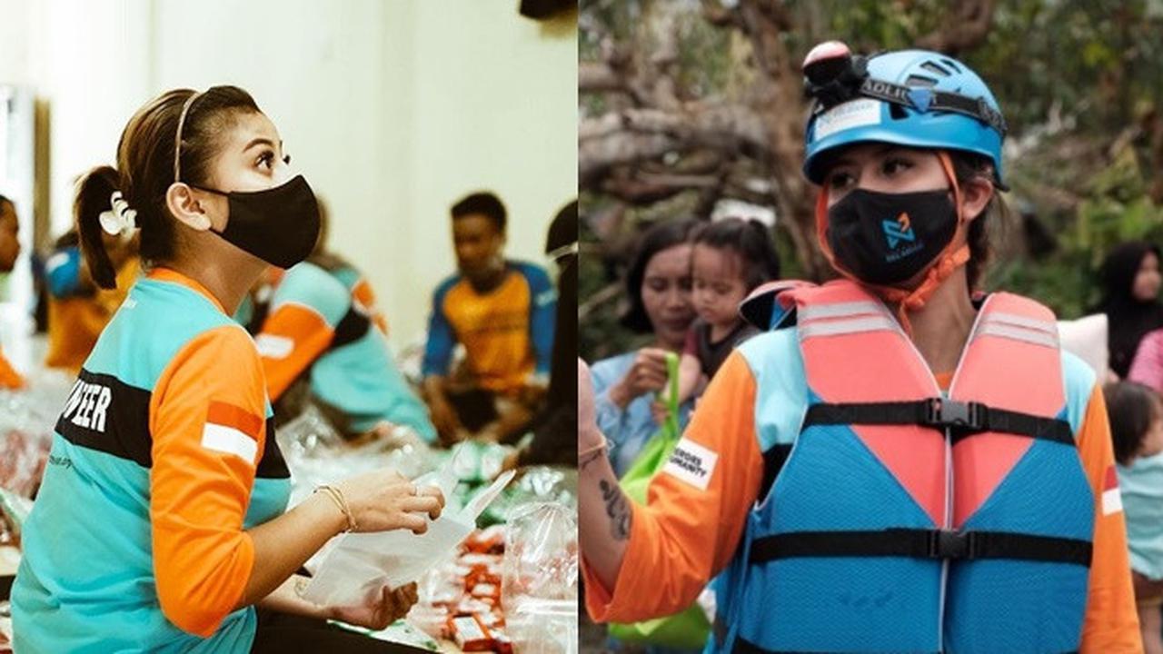 7 Potret Awkarin Jadi Relawan Banjir di Kalimantan Selatan Ini Tuai Pujian