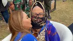 Inul Daratista dan Slank manggung di acara off-air sebuah Bank BUMN. Sebelum menyapa penonton, Nyonya Adam Suseno mendatangi Bunda Iffet, manajer Slank, di balik panggung. Tak disangka, Inul Daratista bersimpuh di depan Bunda Iffet. Momen sungkem ini membuat orang-orang di sekitarnya terperenyak. Sopan santun Inul Daratista disorot netizen +62. (Foto: Dok. Instagram @inul.d)