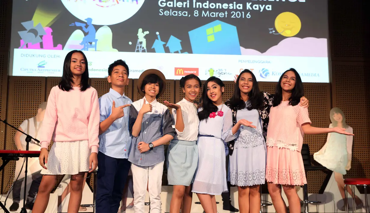 "Secara musikalitas mereka ga diragukan. Cara kami menghindari mereka salah ya dengan latihan. Udah dua bulan lalu latihan. Kemarin ada syuting untuk film pendek di konser, juga udah ada vocal coach," kata Gita. (Nurwahyunan/Bintang.com)