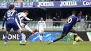 Pemain Atalanta, Mateo Retegui mencetak gol ke gawang Hellas Verona dalam laga lanjutan Liga Italia 2024/2025 di Marcantonio Bentegodi Stadium, Verona, Italia, Sabtu (09/02/2025). (AP Photo/LaPresse/Paola Garbuio)
