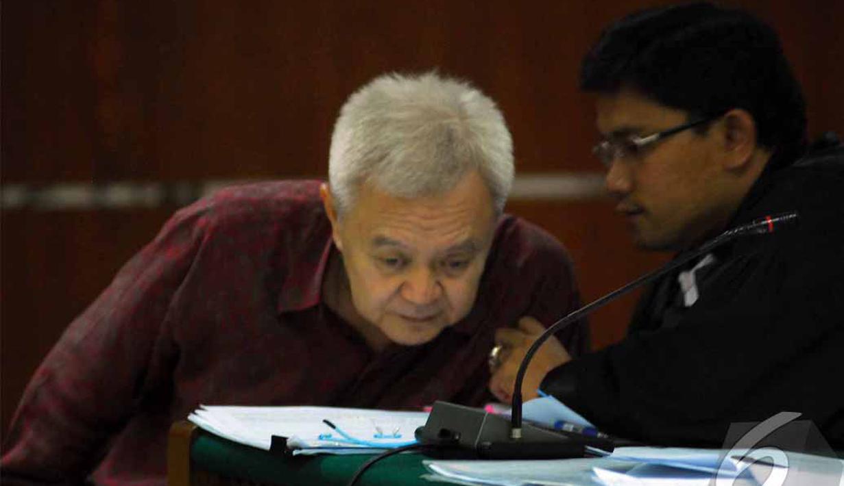 Anggoro mendengarkan nasehat dari tim kuasa hukumnya saat di Pengadilan Tipikor, Jakarta, Rabu (28/5/2014) (Liputan6.com/Miftahul Hayat).
