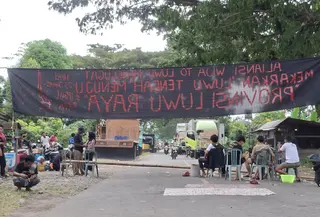 Warga Blokir Jalan Trans Sulawesi Selama Tiga Hari. (istimewa)