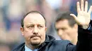 Lambaian tangan manajer Liverpool Rafael Benitez kepada para suporter klub seusai laga lawan Burnley di Turf Moor, 25 April 2010. Liverpool unggul 4-0. AFP PHOTO / ANDREW YATES